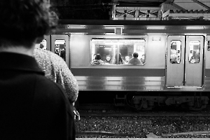En attendant le train à Fushimi-Inari