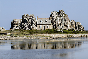 la-maison-entre-deux-rochers_51991999018_o