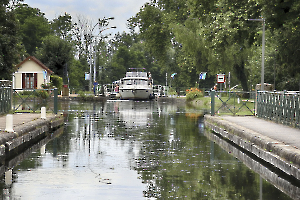 bateau vers écluse 1920