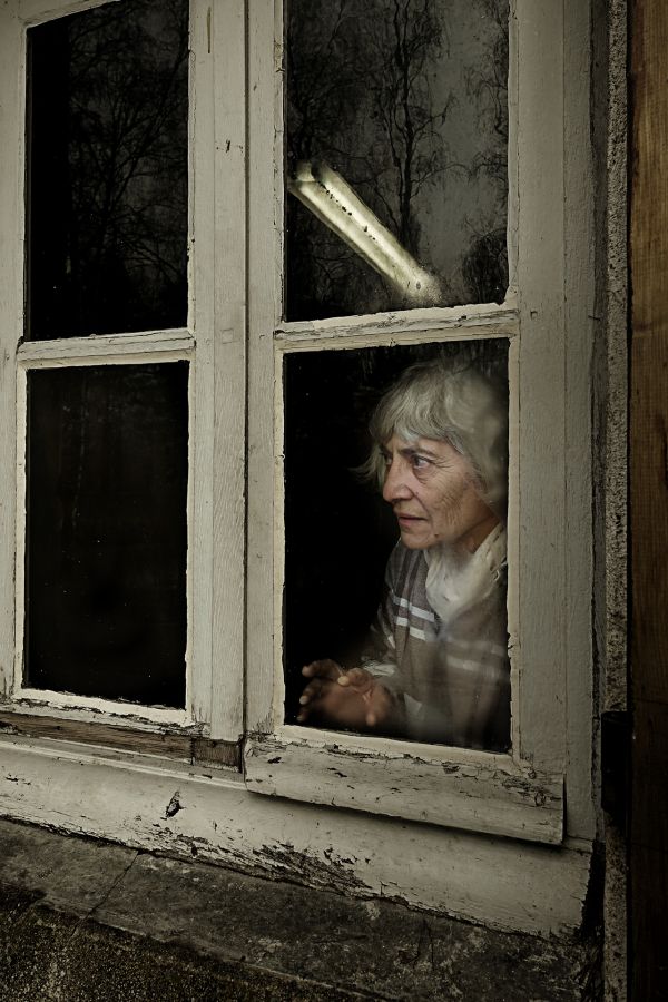 Une femme à sa fenêtre.