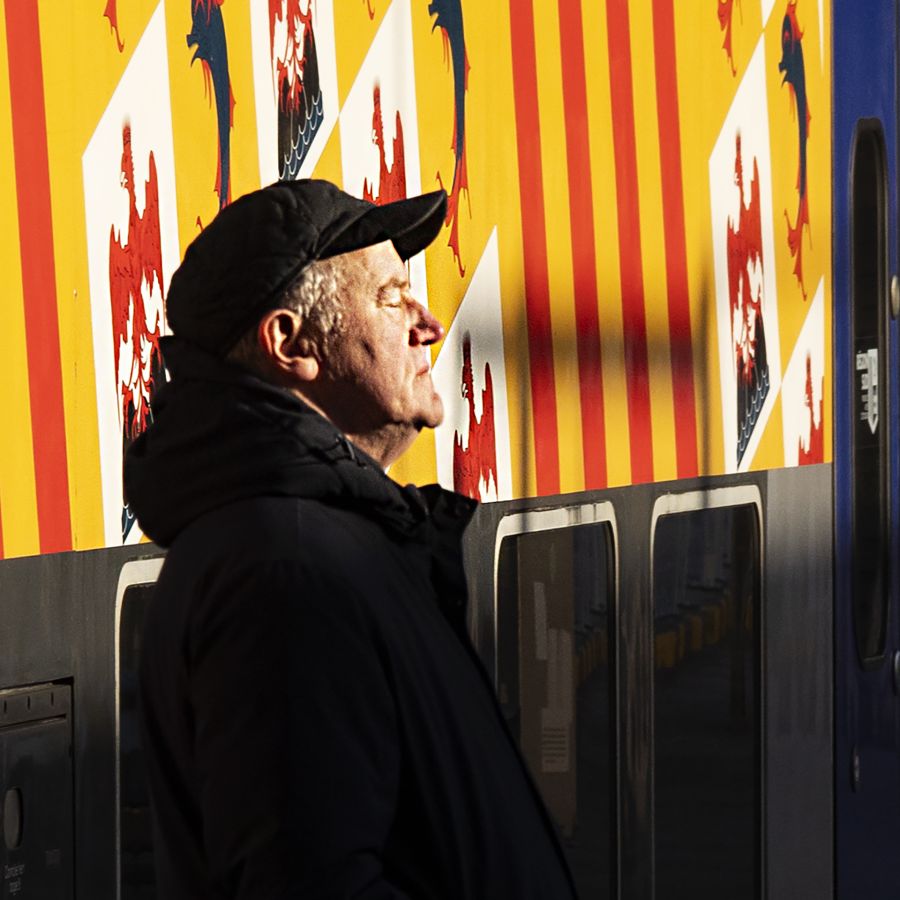 MOSNIER Michel - Bronzage sur le quai de gare