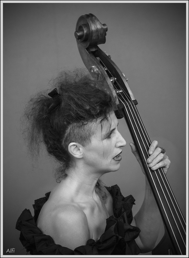 La contrebassiste_14