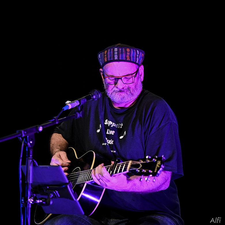 Laurent et sa guitare en bois 