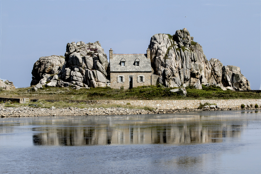 la-maison-entre-deux-rochers_51991999018_o