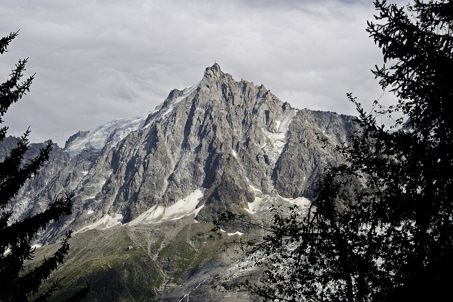 vue-sur-l-aiguille-du-midi-dsc_2278-d-ag_53067753805_o