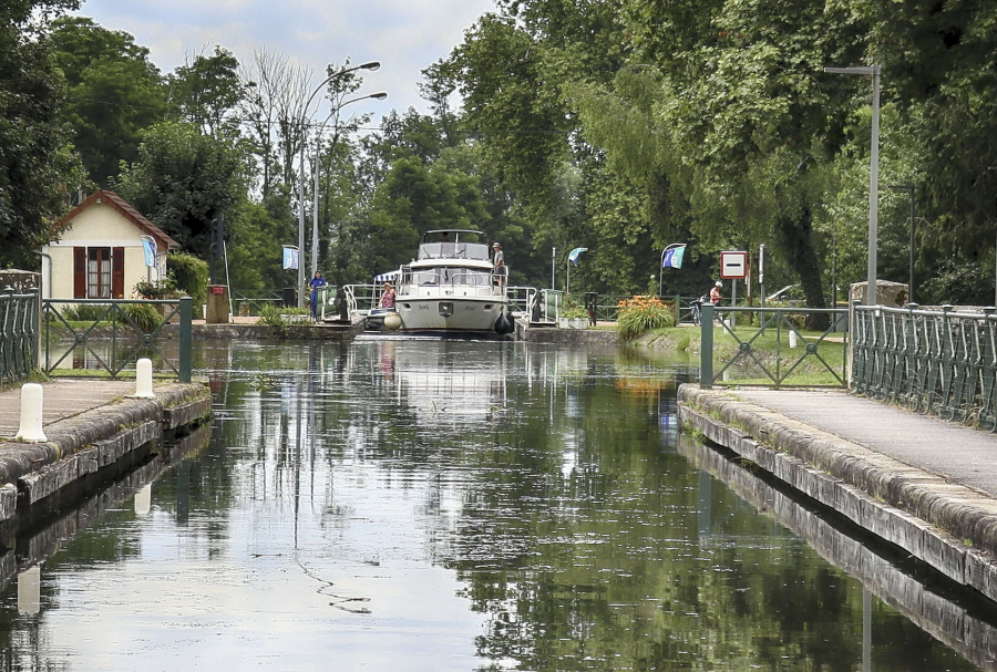 bateau vers écluse 1920
