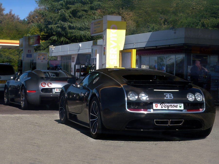 1 Larrivée de deux Bugatti Veyron