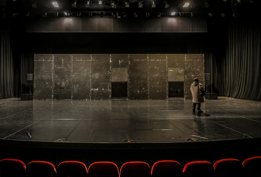 Seule sur scène-Modifier